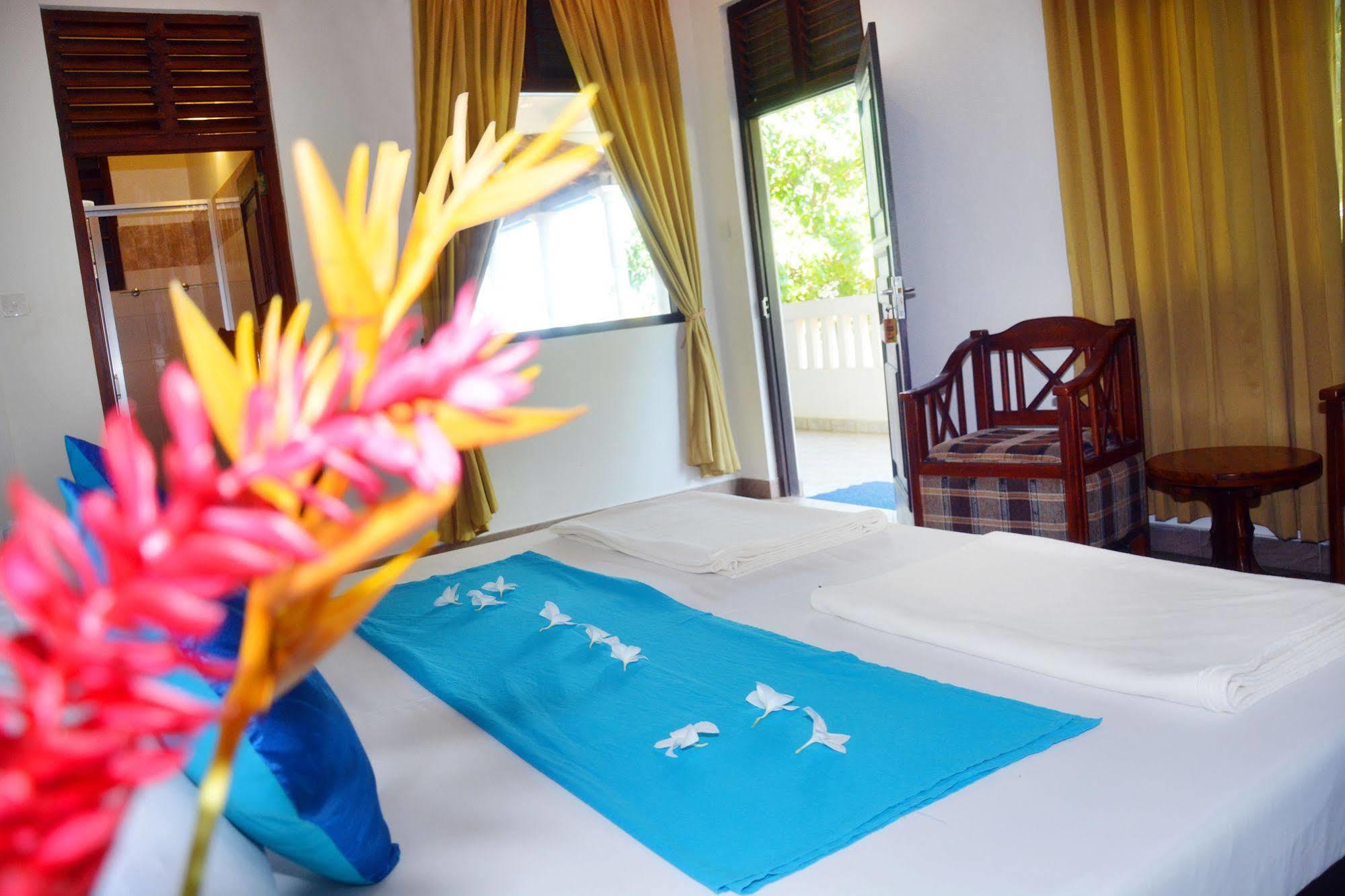 Blue Sky Beach Resort Unawatuna Kültér fotó